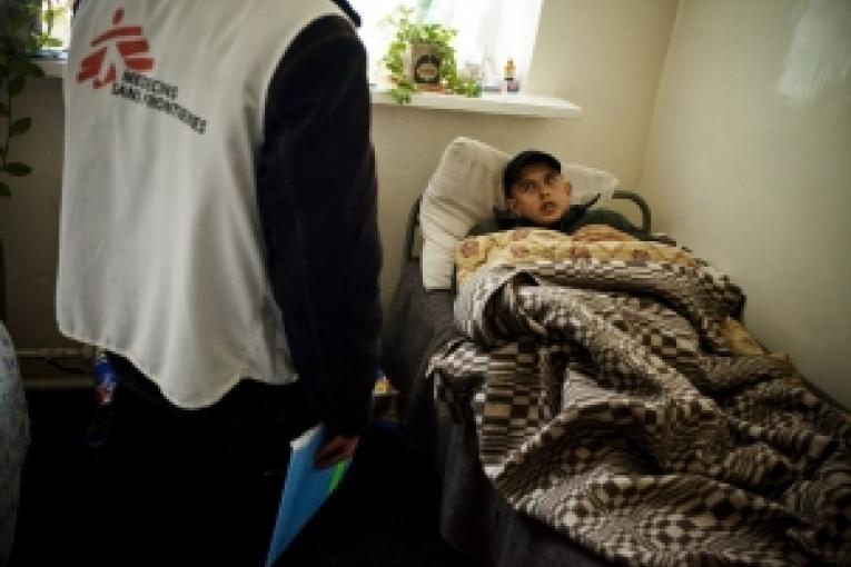 Un détenu atteint de tuberculose prend son traitement quotidien novembre 2009