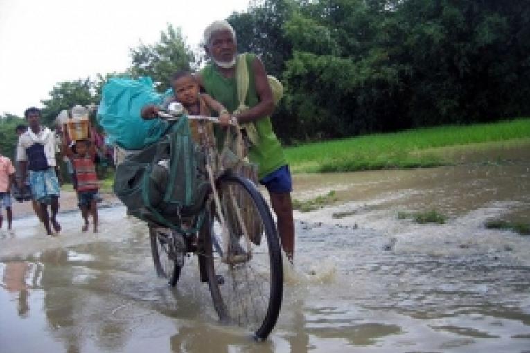 Populations fuyant les inondations au Bihar.