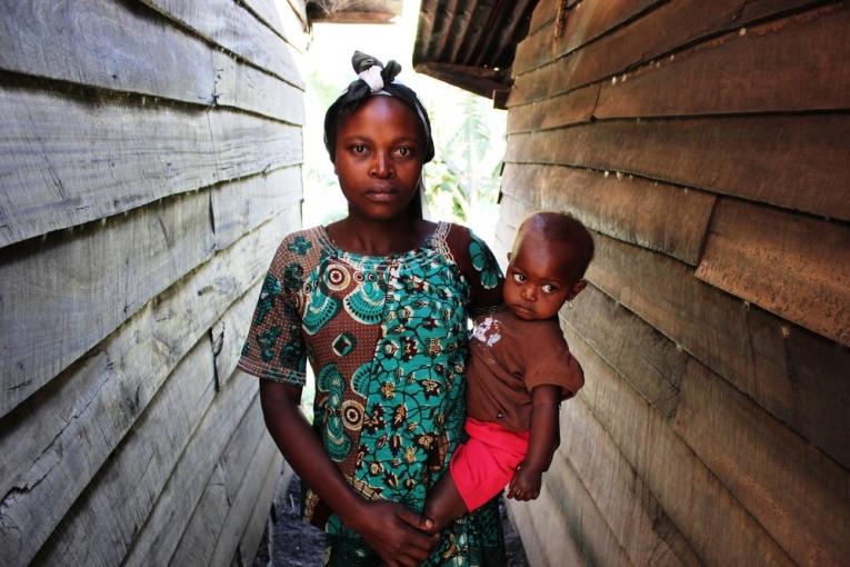 « Mon mari mes enfants et moi même avons fui. Mon mari a séjourné dans un village le long du chemin mais je ne me sentais pas en sécurité et je voulais continuer. Je tremblais. J'avais trop peur. »