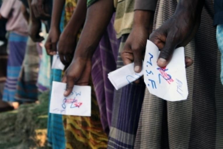 Distribution de produits de première nécessité. 4 000 « kits » comprenant des couvertures du savon des seaux des vêtements et des ustensiles de cuisine ont été distribués pour une population de 20.000 personnes.