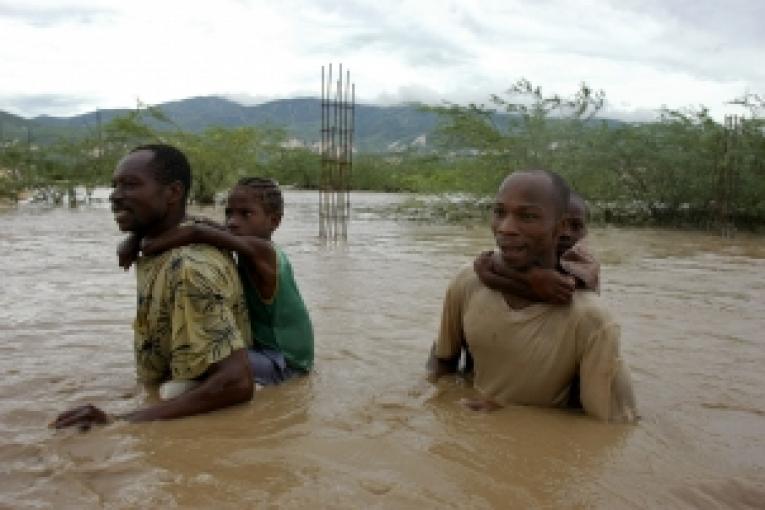 Des habitants traversent les rues inondées après les pluies intenses. Port au Prince Haïti le 7 septembre