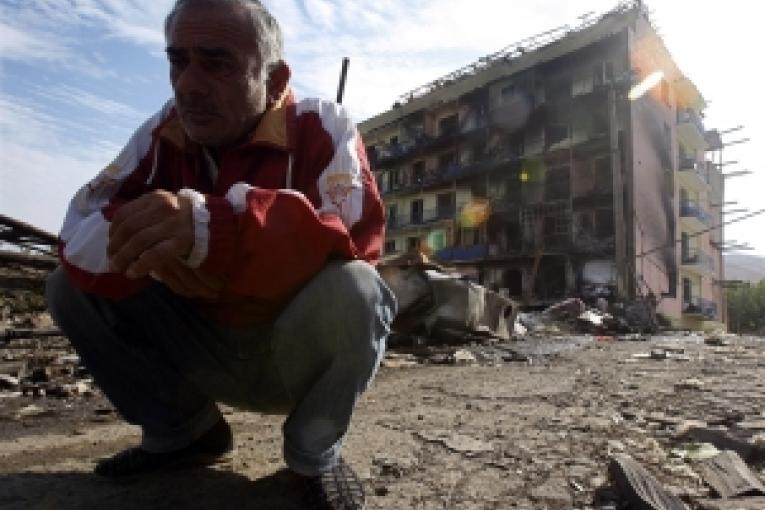 Géorgie 11 août 2008. Un habitant de Gori devant son immeuble détruit .