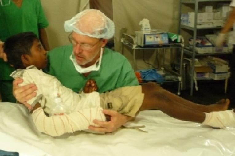 Sri Lanka mai 2009. Un jeune patient au bloc opératoire de l'hôpital temporaire de MSF