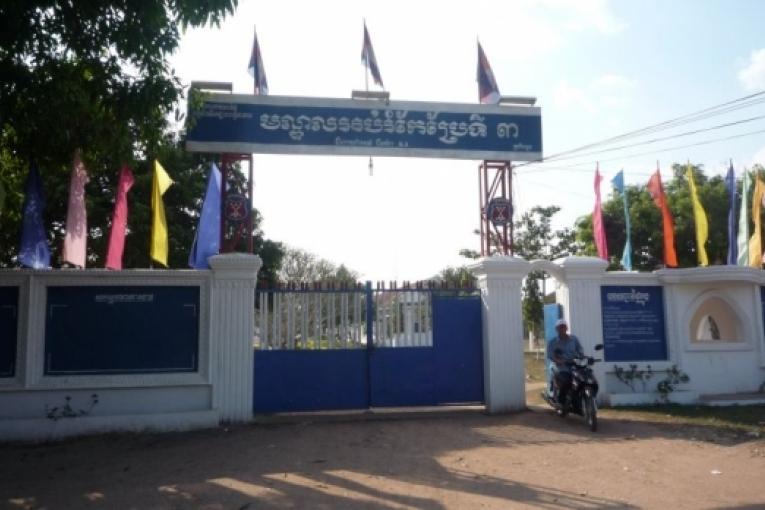 Au Cambodge la prison de CC3 (Centre correctionnel N°3) est située dans la province de Kampong Cham à proximité de la frontière vietnamienne. Quelque 1380 détenus purgeant de longues peines y sont incarcérés.
Photos : Brigitte Breuillac/ MSF