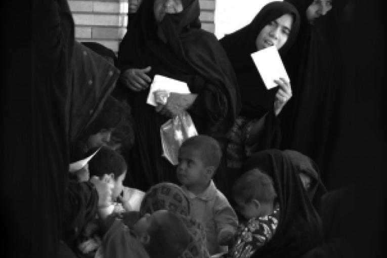 Des patients attendent à l'entrée d'un centre de santé MSF à Zahedan