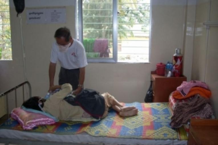 Pharit éducateur thérapeutique à MS auprès d'un patient hospitalisé au service des Maladies infectieuses de l'hôpital AKS  Phnom Penh 2008