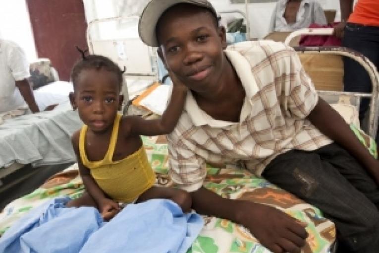 Claudia deux ans est la plus jeune patiente du service de soins post opératoires de l'hôpital MSF de Jacmel.