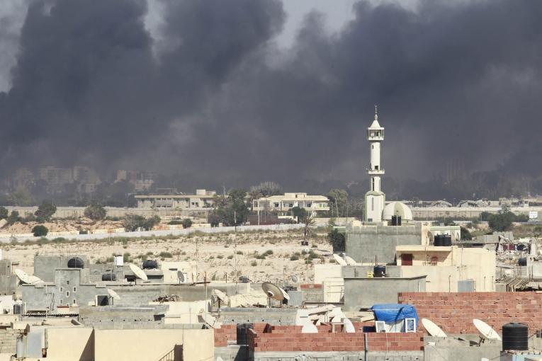 Des fumées surplombent la ville de Tripoli après des combats le 23 août 2011. Copyright : Reuters