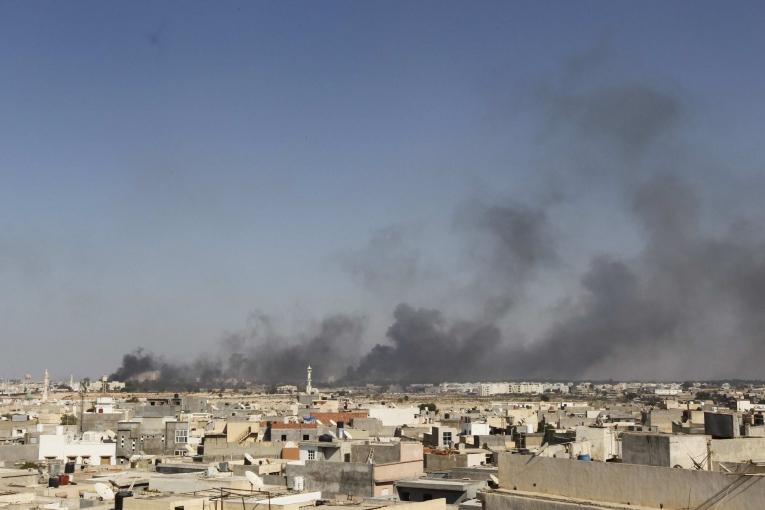 Des fumées surplombent la ville de Tripoli après des combats le 23 août 2011.