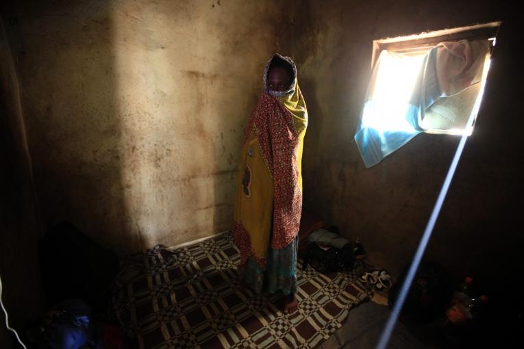 Une femme d'origine africaine se cache dans une ferme à la périphérie de Tripoli en Libye 30 août 2011.