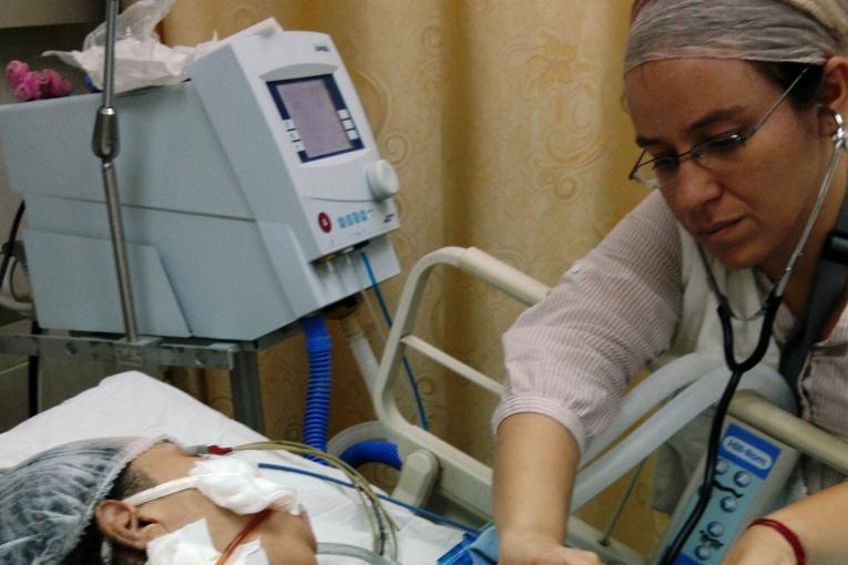 Silvia formatrice MSF en kiné cardiaque et respiratoire au chevet d'un patient