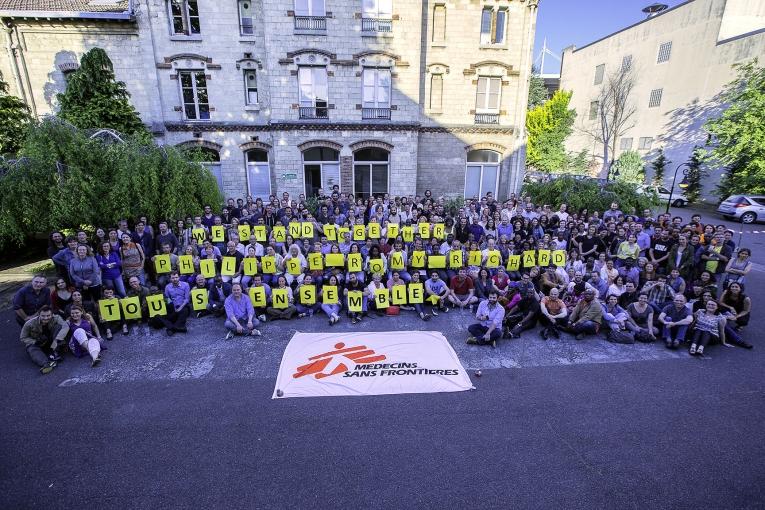 Photo prise lors de l'Assemblée Générale de MSF en juin 2015 en soutien à nos collègues retenus en RDC.