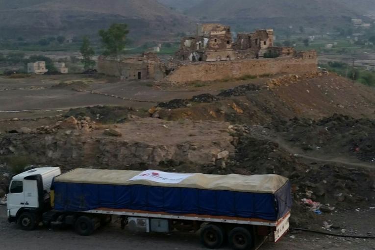 Un convoi MSF transportant du matériel médical traversant la ligne de front dans le district de Damt entre les gouvernorats d'Aden et de Taiz le 22 octobre. Copyright : MSF