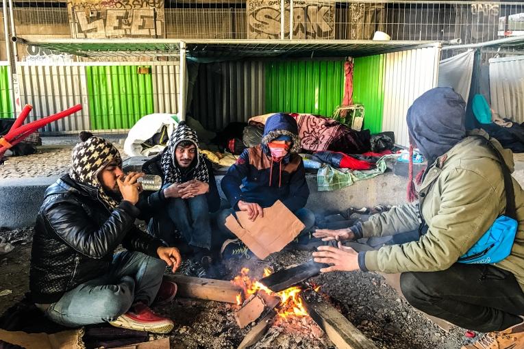 Des migrants dans un campement de fortune à La Chapelle, en 2017.