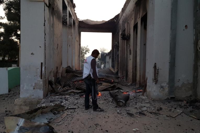Afghanistan. 2015. Un membre du personnel de Médecins Sans Frontières marche au milieu des décombres de l’hôpital de Kunduz, le 3 octobre, quelques heures après le bombardement. 