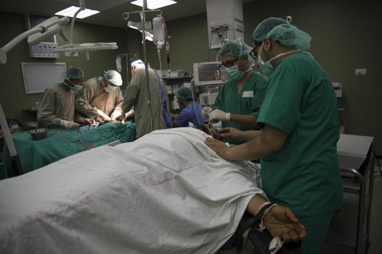 Plusieurs patients sont pris en charge en même temps au bloc opératoire de l'hôpital Al Aqsa, dans la Bande de Gaza. Palestine, 14 mai 2018.