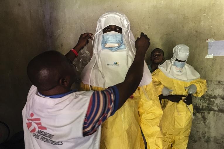 Préparation des équipes dans le Centre de traitement d'Ebola à Bikoro, en RDC. Mai 2018, Hugues Robert/MSF
