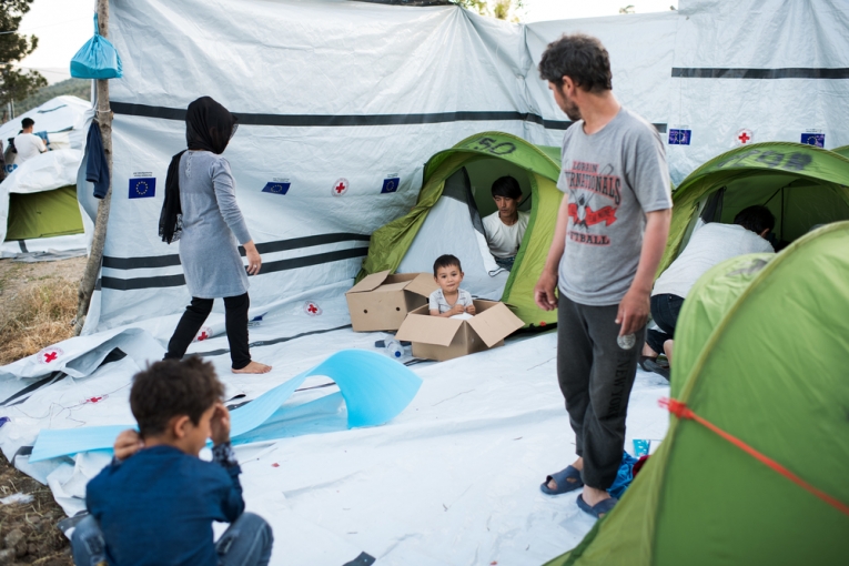 Sur l’île de Lesbos en Grèce plus de 8000 personnes vivent entassées dans le camp de Moria un espace conçu pour 3000. 