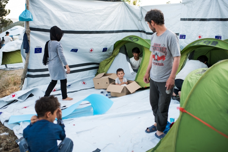 Sur l’île de Lesbos en Grèce plus de 8000 personnes vivent entassées dans le camp de Moria un espace conçu pour 3000.