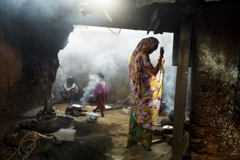 Des femmes et des enfants dans l'enclave musulmane de Boda, où près de 11 000 déplacés, principalement d'ethnie peule, sont réfugiés. Lorsqu'ils quittent l'enclave, ils sont systématiquement attaqués par des milices chrétiennes anti-balaka. 2014