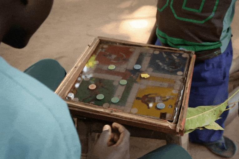 Des patients du programme MSF de Yambio jouent ensemble. 2019. Soudan du Sud.