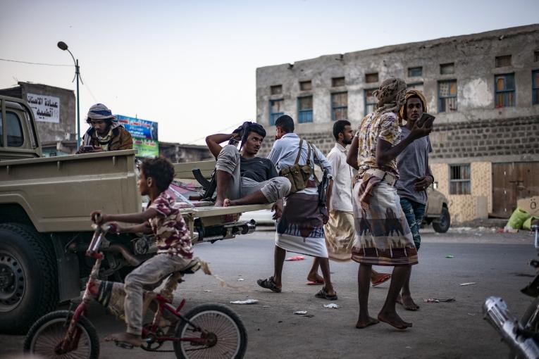 Yémen, novembre 2018. Ville de Mocha. Un homme en arme se repose à l’arrière d'un véhicule. Mocha est située à deux heures des lignes de front, au sud de Hodeidah.