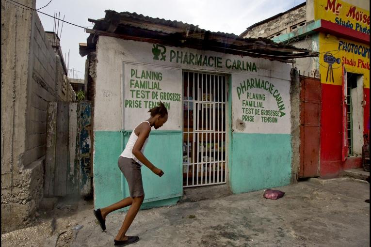 Une pharmacie de Port-au-Prince qui propose des médicaments dédiés à la santé des femmes. Haïti. 2013.