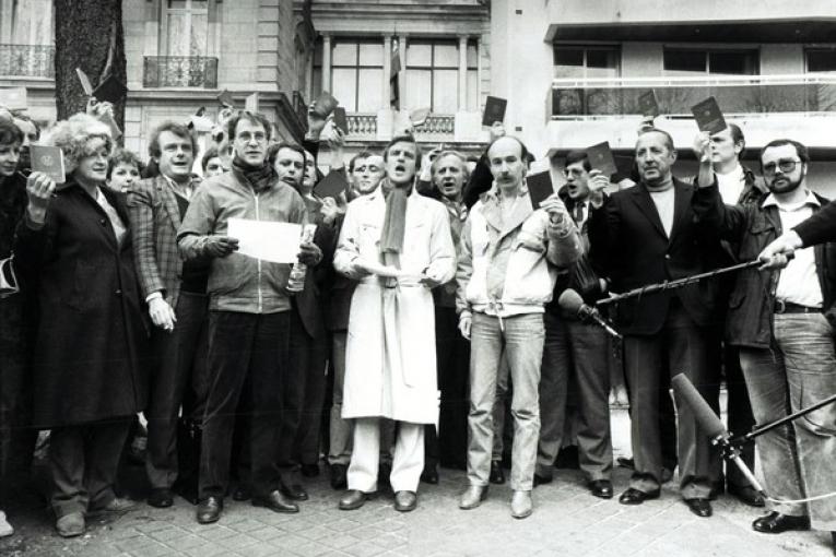 Manifestation pour la libération du Dr Augoyard. Sur la photo Drs. Claude Malhuret, président de MSF de 1978 à 1979 et Bernard Kouchner, président de 1976 à 1977. Le 16 janvier 1983, le Dr. Augoyard, de l’AMI, est capturé dans la province du Logar, en Afghanistan. Il va être détenu pendant six mois dans la prison de Puli Charki et libéré grâce notamment à la mobilisation des 3 organisations médicales françaises présentes en Afghanistan (MSF, MDM et AMI).