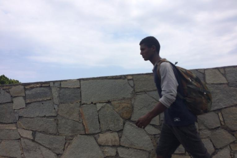 The French authorities daily violate the law and the rights of refugees and migrants on the French-Italian border as in Menton, the first city in France after Ventimiglia on the Italian side. The reinstatement of border controls in 2015 has become the pretext for the trivialization of many illegal practices such as systematic refoulement of asylum seekers in Italy. Added to this are daily tensions and the fatal play of cat and mouse that the French authorities are engaged in and in which people on the move