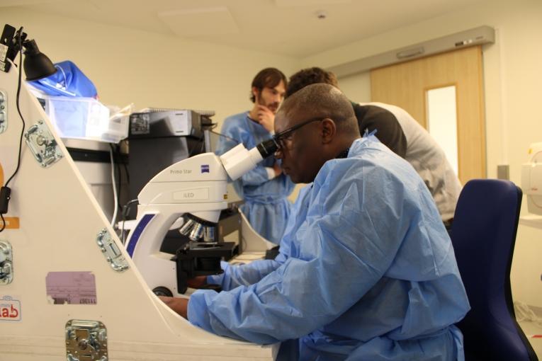 Un membre des équipes de Médecins Sans Frontières utilise le microscope du Mini-Lab. 2019.