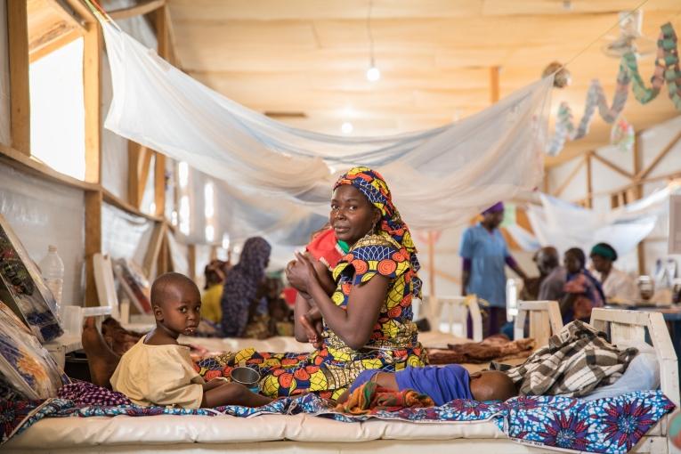 Une famille dans le centre nutritionnel thérapeutique géré par MSF à l'hôpital de district de Mora, dans l'Extrême-Nord du Cameroun.
