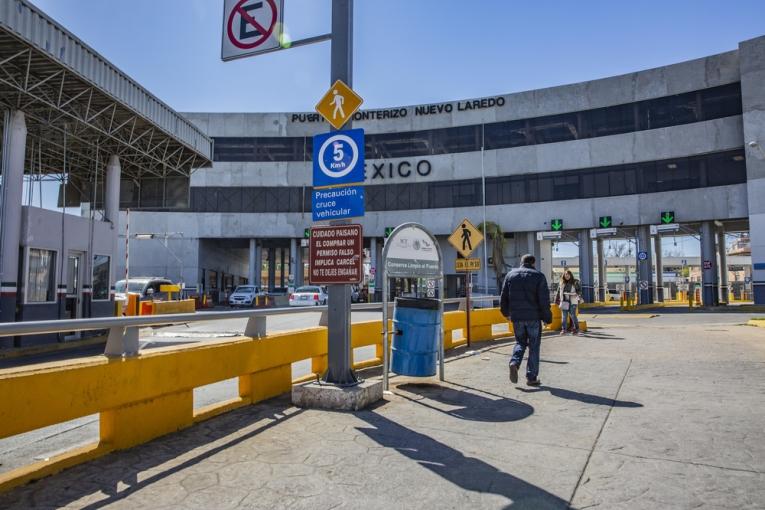 Nuevo Laredo, Mexique. Sur ce pont, de nombreux demandeurs d'asile attendent une réponse des autorités américaines. C'est l'un des points de communication les plus importants avec les États-Unis, que des milliers de personnes traversent chaque jour.