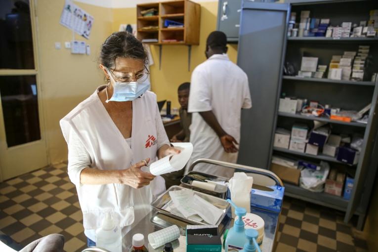 Nathalie, infirmière MSF, en consultation dans le service d’hémato-oncologie au sein du Centre Hospitalier Universitaire du Point G à Bamako, au Mali, en septembre 2019. 