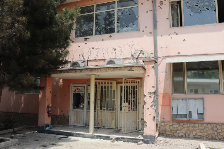 Entrée de l'hôpital Dasht-e-Barchi à Kaboul le lendemain de l'attaque survenue le 12 mai 2020.