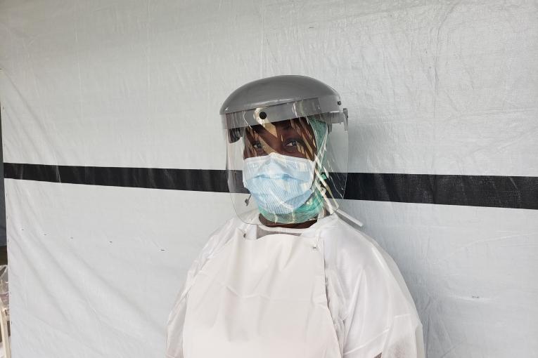 Cette infirmière MSF travaille pour le centre Covid-19 dans l’hôpital de Drouillard situé Cité Soleil à Port-au-Prince. Comme chaque soignant impliqué dans la lutte contre la Covid-19, elle porte une tenue de protection pour éviter de diffuser le virus au sein de cette structure de santé. 