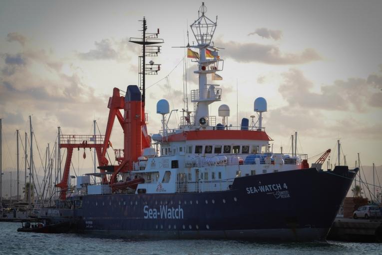 Le Sea-Watch 4 amarré dans le port de Burriana en Espagne, s'apprête à partir pour sa première mission de sauvetage en Méditerranée centrale.