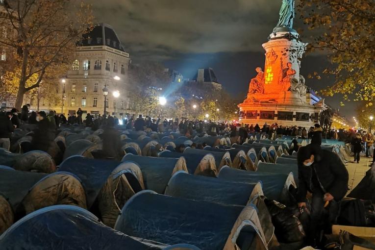 Des migrants ont installé leurs tentes sur la Place de la République le 23 novembre 2020
