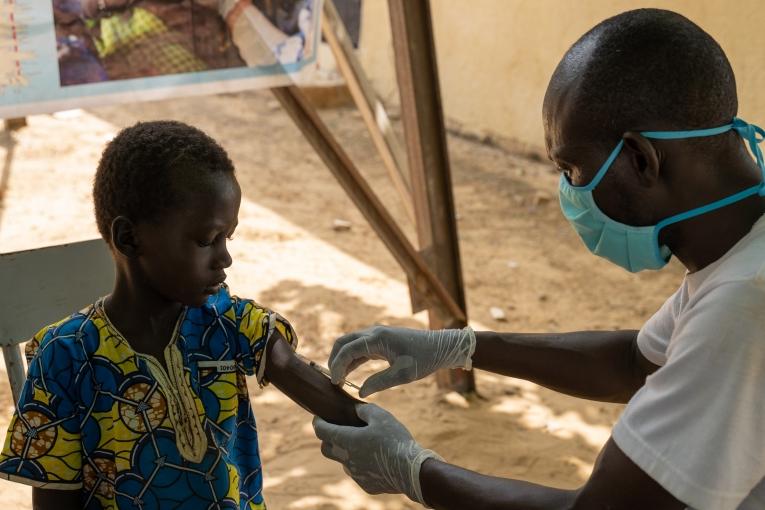 Un infirmier vaccine un enfant à Boureim Inaly. La campagne de vaccination avec le ministère de la Santé vise à vacciner 95% des enfants âgés de 6 mois à 14 ans contre la rougeole.