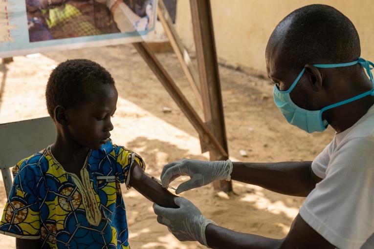 Un infirmier vaccine un enfant à Boureim Inaly. La campagne de vaccination avec le ministère de la Santé vise à vacciner 95% des enfants âgés de 6 mois à 14 ans contre la rougeole.