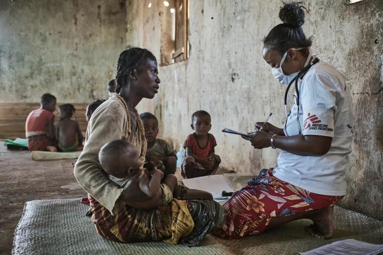 MSF a commencé à mettre en place des cliniques mobiles dans le district d'Amboasary fin mars pour dépister et traiter la malnutrition aiguë dans les villages reculés comme ceux de la commune de Ranobe, fournissant des aliments thérapeutiques prêts à l'emploi et des soins médicaux.