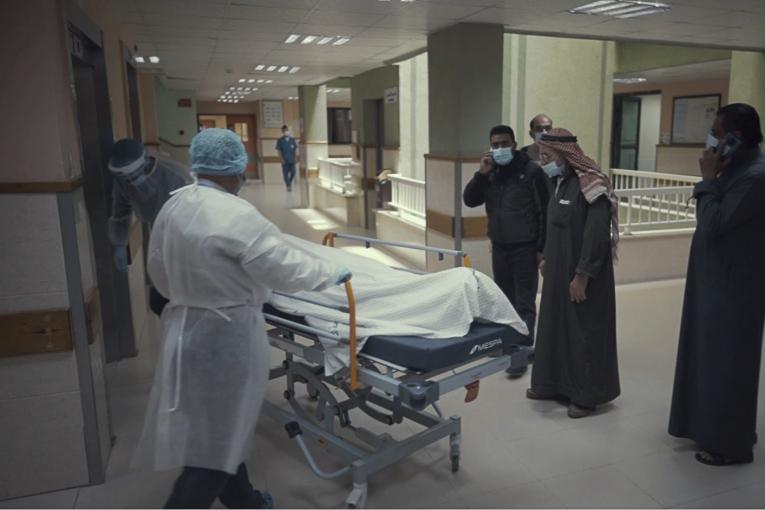 Un patient atteint de la Covid-19 est transféré dans un hôpital de Gaza. Extrait d'un reportage réalisé en avril 2021.