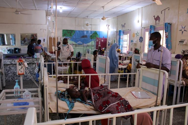 Le service d'hospitalisation pédiatrique, actuellement débordé, à l'hôpital général d'Anka au Nigeria, géré par MSF.