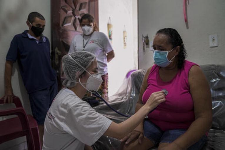 L'équipe médicale réalise des visites à domicile dans le territoire de Grande Bom Jardim, à Fortaleza, quelques jours après que ces patients ont été testés positifs à la COVID-19 dans l'une des cliniques mobiles.