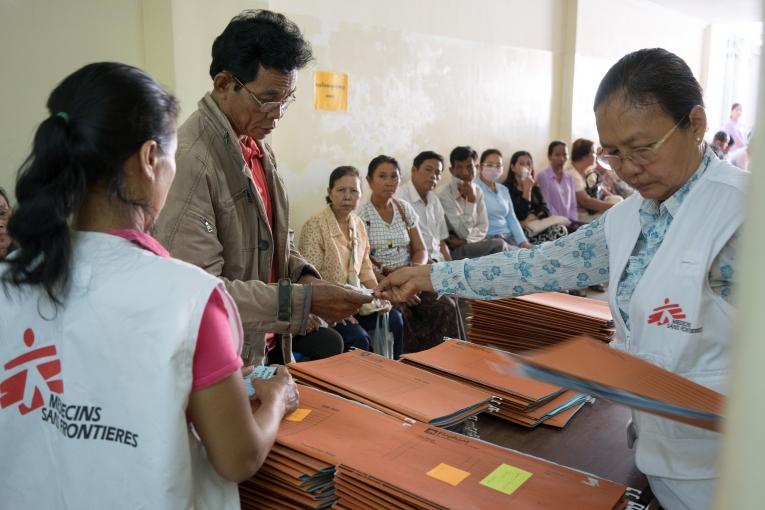 Des membres des équipes MSF accueillent les patients à l’hôpital Preah Kossamak de Phnom Penh. 2017.