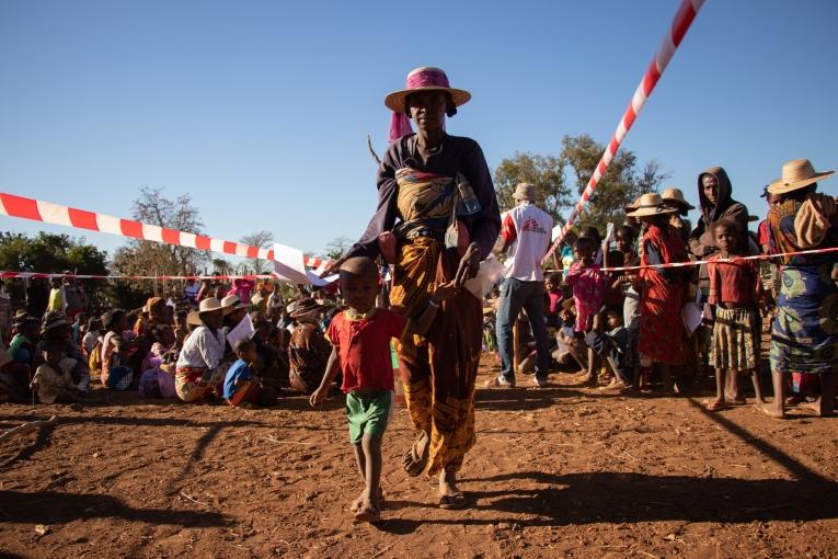 Enregistrement des enfants lors d'une clinique mobile organisée par MSF à Ambaninato.