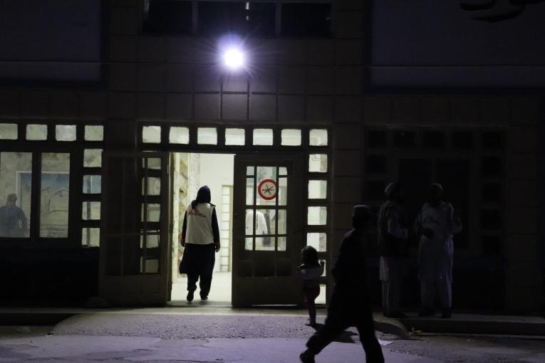 Un travailleur de MSF rentrant dans l'hôpital Boost, à Lashkar Gah, au sud de l'Afghanistan.