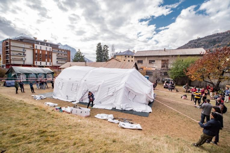 Montage du dispositif d'urgence déployé samedi 13 novembre 2021 à Briançon pour venir en aide aux personnes exilées. 