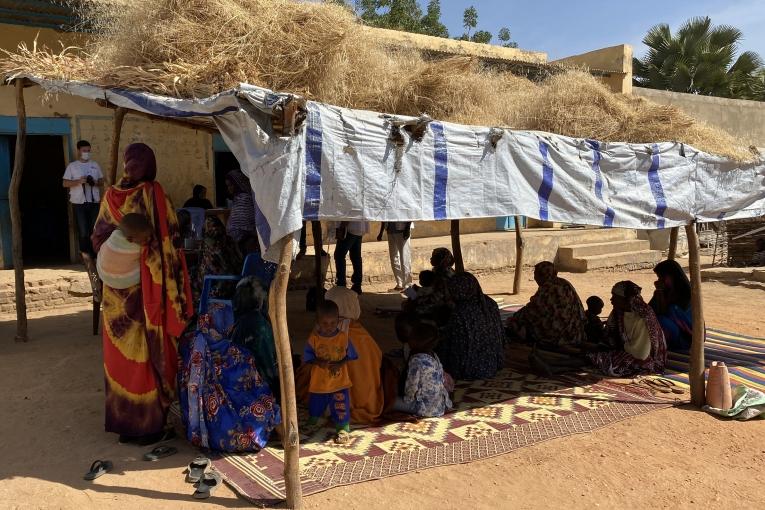 Salle d'attente de la clinique fixe de MSF près d'un des camps de déplacés dans la ville d'El Geneina. Mars 2022. 