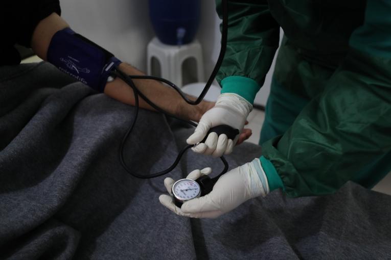 Une infirmière MSF vérifie la tension artérielle d'un patient dans un centre de traitement de la covid-19 soutenu par l'association.
