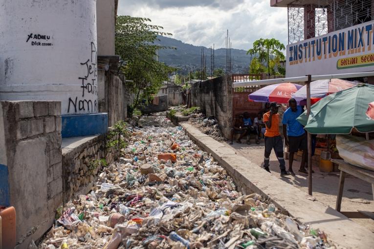 Haïti Cité l'Eternel - Les piles de détritus s'accumulent dans le canal du quartier de la Cité l'Eternel. L'insalubrité et la dégradation de la qualité de l'eau accélèrent la propagation du choléra